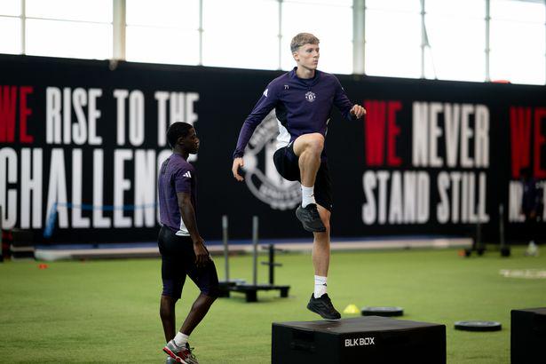 在战胜西汉, 谢什科的身, 列入曼联的 在战胜西汉, 谢什科的身, 列入曼联的